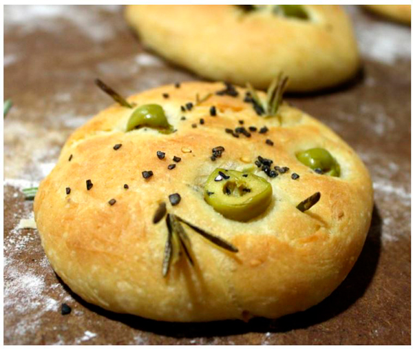 Focaccia de aceitunas gourmet y romero Focaccia de aceitunas gourmet y romero